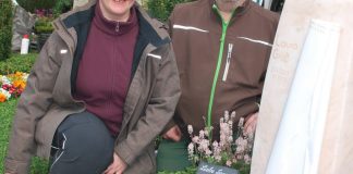 Melanie Vößing-Setzer und Ehemann Markus Setzer an jenem Urnengrab, das in Heilbronn mit einer Goldmedaille ausgezeichnet wurde. Foto: Werkbilder Vößing-Setzer